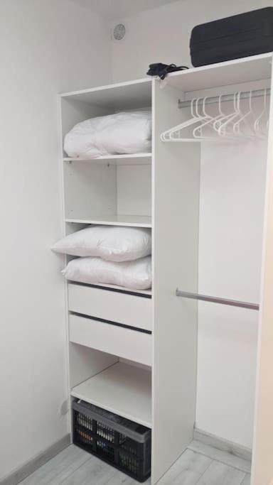 Joli T2 Meuble De 20 M² Situee A 2 Minutes A Pied Du Metro Appartement Marseille